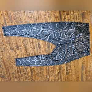 Snakeskin leggings. Large